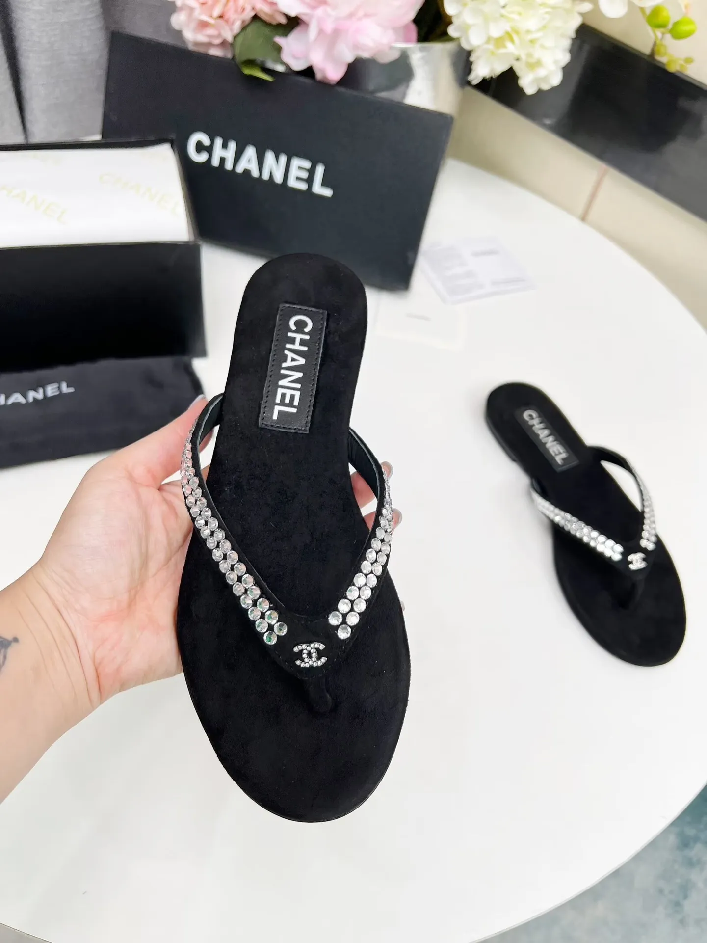 💕💕Factory direct selling price p440💕💕 Chanel new spring and summer genuine leather outsole flip-flops✅ I was really moved by this shoe when I first saw it💓 I liked it at first sight [surprised], 😊 and it has Chanel’s classic element diamond logo💎 Fabric: double-sided velvet Lining: cow lining Color: black Size: 35-41 (41 can be customized and non-returnable) Outsole: Made of genuine leather outsole Packaging: with card and cloth bag